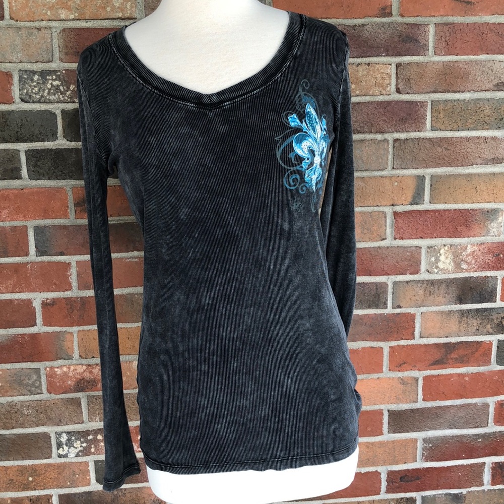 Gray long sleeve ribbed shirt with blue design